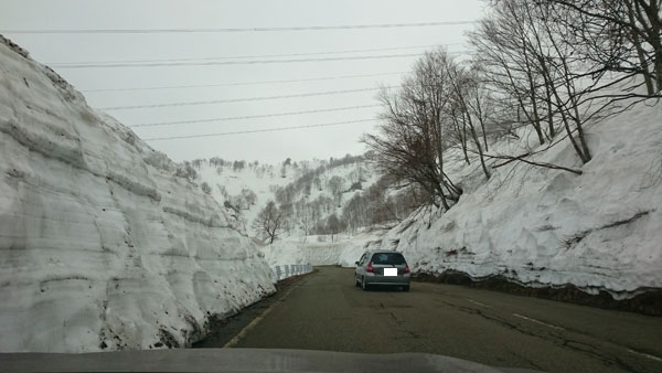 4/11奥只見丸山スキー場　トンネルからスキー場へ向かう途中