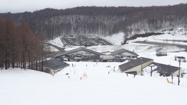 20170408_裏磐梯猫魔スキー場ダルジャン・センター下部からセンターハウスの眺め