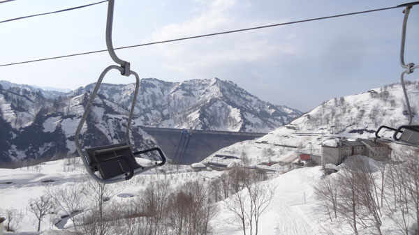 20170415_奥只見丸山スキー場第一ペアリフトから奥只見ダム