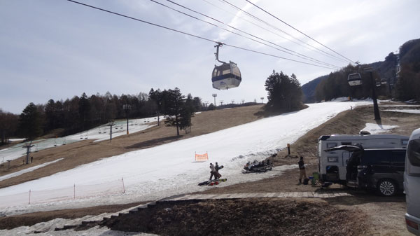 20170503_丸沼高原スキー場早朝到着者向け駐車場からイエローゴンドラ連絡路