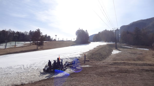 20170504_丸沼高原スキー場早朝到着者向け駐車場からイエローゴンドラ連絡路