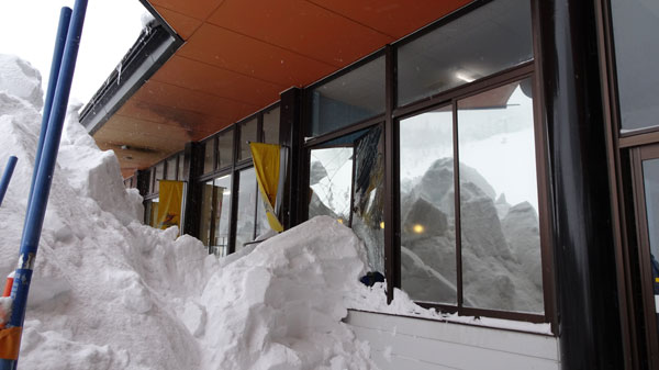 20180127の高畑スキー場センターハウスの窓損傷