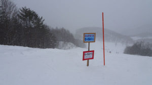 20190216_会津高原高畑スキー場レッドコースにスキー場が用意してくれたモーグルコースの看板（コースオープン）