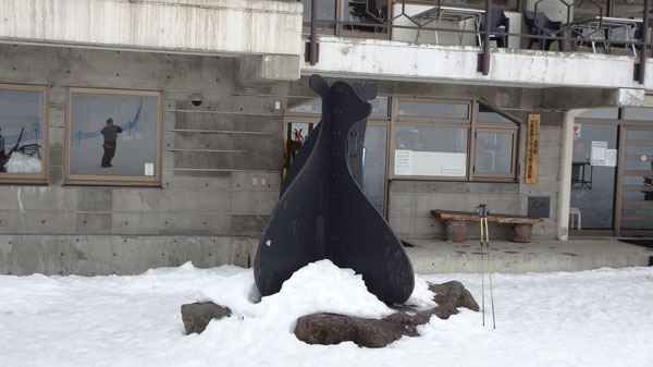 20200328_志賀高原熊の湯スキー場　センターハウス前の熊のモニュメント
