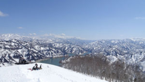 20210410_奥只見丸山スキー場　昼過ぎの山頂からの景色１