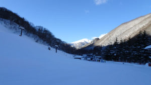 20220102_北日光高畑スキー場　朝一番のブラックライン行列