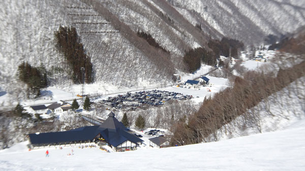 20220110_北日光・高畑スキー場　猪谷ゲレンデ上部からセンターハウスと駐車場の眺め