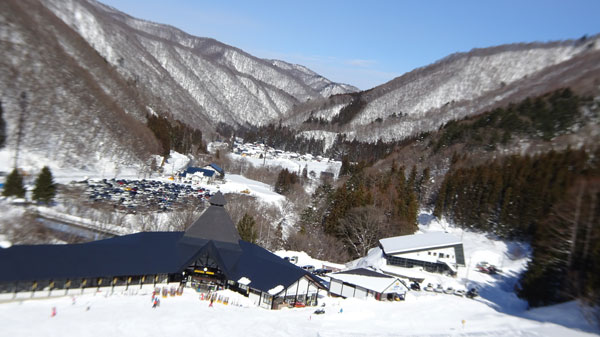 20220116_北日光・高畑スキー場　ブラックラインからセンターハウスと駐車場の眺め