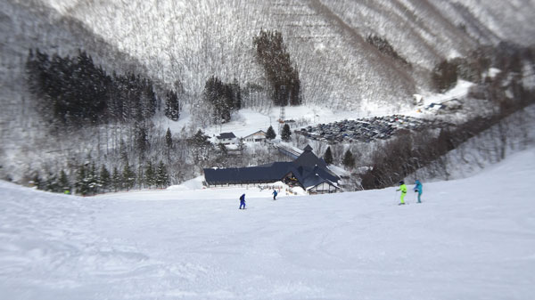 20220122_北日光・高畑スキー場　猪谷ゲレンデ上部からセンターハウスと駐車場の眺め