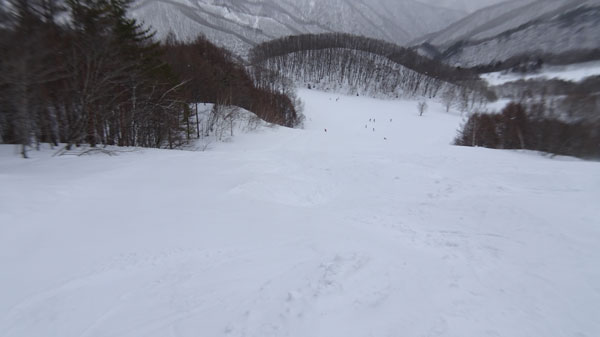 20220320_北日光・高畑スキー場　朝一番のレッドコースのコブ（上部から）