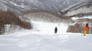 20220320_北日光・高畑スキー場　午後のレッドコースのコブ（ハイク中その１）