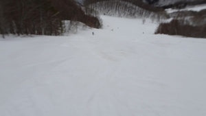20220326_北日光・高畑スキー場　朝一番のレッドコースのコブ（上部から）