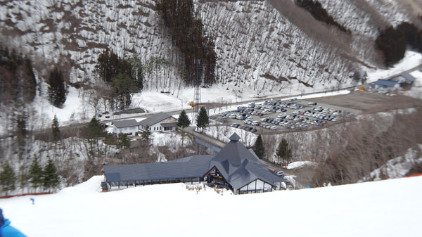 20220327_北日光・高畑スキー場　猪谷ゲレンデ上部からセンターハウスと駐車場の眺め