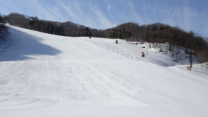 20220403_北日光・高畑スキー場朝一番の猪谷ゲレンデ