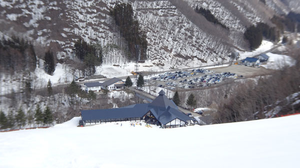 20220403_北日光・高畑スキー場猪谷ゲレンデ上部からセンターハウスと駐車場の眺め