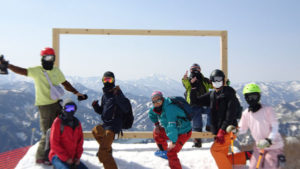 20220504_奥只見丸山スキー場　丸山ゲレンデ山頂燧ケ岳をバックにみんなの写真