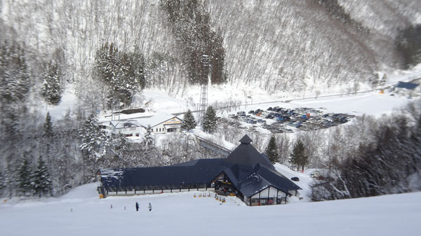 20230101_北日光・高畑スキー場 猪谷ゲレンデ上部からセンターハウスと駐車場の眺め