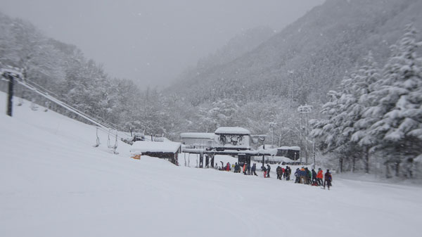 20230102_北日光・高畑スキー場　朝一番のブラックラインパウダー狙いのリフト待ち
