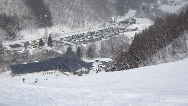 20230108_北日光・高畑スキー場　猪谷ゲレンデ上部からセンターハウスと駐車場の眺め