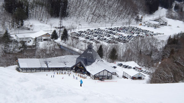 20230122_北日光・高畑スキー場 猪谷ゲレンデ上部からセンターハウスと駐車場の眺め
