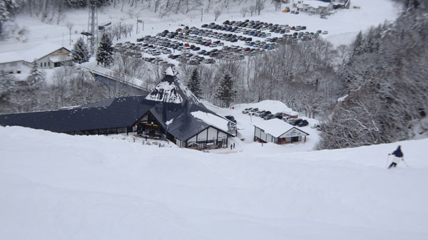 20230129_北日光・高畑スキー場 猪谷ゲレンデ上部からセンターハウスと駐車場の眺め