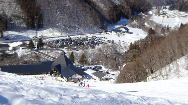 20230205_北日光・高畑スキー場 猪谷ゲレンデ上部からセンターハウスと駐車場の眺め