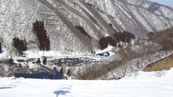 20230212_北日光・高畑スキー場 猪谷ゲレンデ上部からセンターハウスと駐車場の眺め