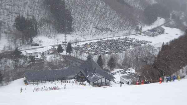 20230225_北日光・高畑スキー場 猪谷ゲレンデ上部からセンターハウスと駐車場の眺め