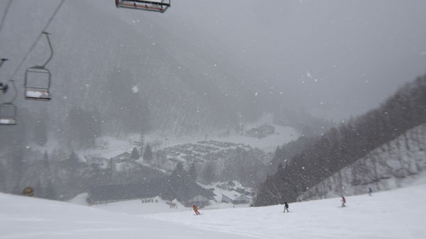 20230226_北日光・高畑スキー場 猪谷ゲレンデ上部からセンターハウスと駐車場の眺め