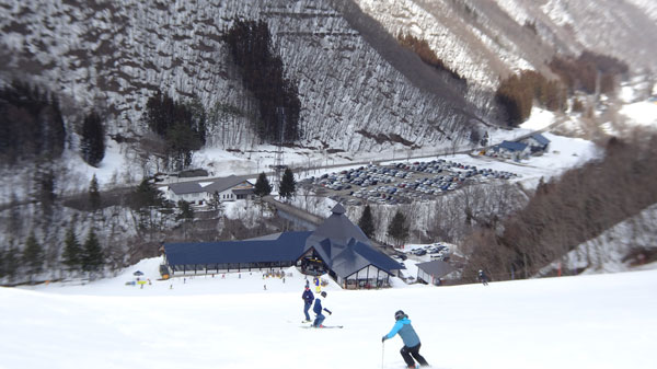 20230304_北日光・高畑スキー場 猪谷ゲレンデ上部からセンターハウスと駐車場の眺め