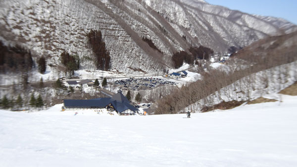 20230305_北日光・高畑スキー場 猪谷ゲレンデ上部からセンターハウスと駐車場の眺め