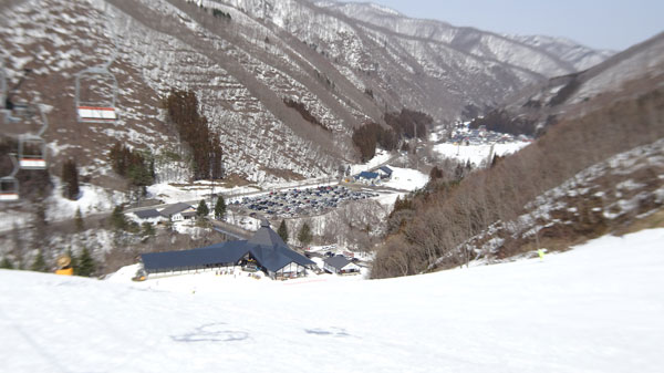 20230311_北日光・高畑スキー場 猪谷ゲレンデ上部からセンターハウスと駐車場の眺め