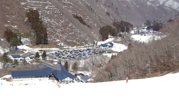 20230319_北日光・高畑スキー場 猪谷ゲレンデ上部からセンターハウスと駐車場の眺め