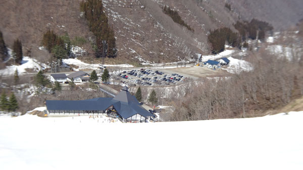 20230321_北日光・高畑スキー場 猪谷ゲレンデ上部からセンターハウスと駐車場の眺め