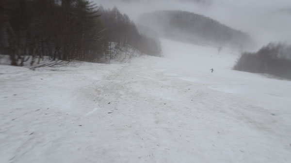 20230325_北日光・高畑スキー場　朝一番のレッドコース（上部から）