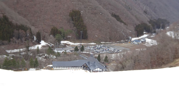 20230325_北日光・高畑スキー場 猪谷ゲレンデ上部からセンターハウスと駐車場の眺め