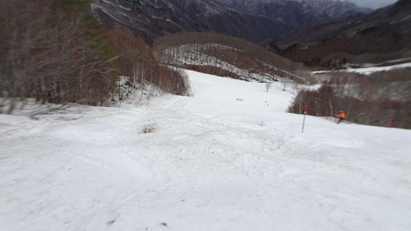 20230326_北日光・高畑スキー場　朝一番のレッドコース（上部から）