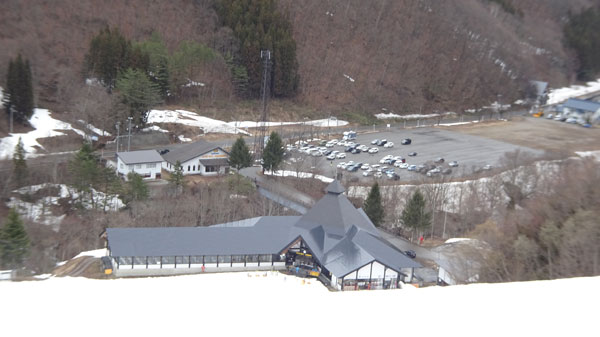 20230326_北日光・高畑スキー場 猪谷ゲレンデ上部からセンターハウスと駐車場の眺め