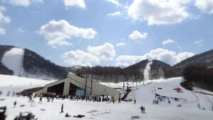 20230402_星野リゾート　猫魔スキー場　昼過ぎのセンターハウスからの景色