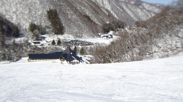 20231224_北日光・高畑スキー場猪谷ゲレンデからのセンターハウスと駐車場