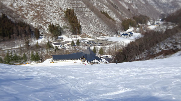 20231231_猪谷ゲレンデからセンターハウスと駐車場の眺め