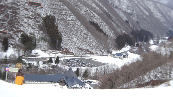 20240101_猪谷ゲレンデ上部からセンターハウスと駐車場の眺め