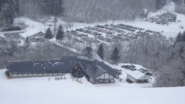 20240113_北日光・高畑スキー場　猪谷ゲレンデ上部からセンターハウスと駐車場の眺め