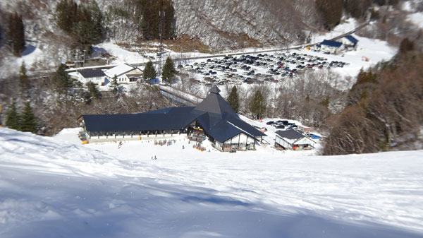 20240114_北日光・高畑スキー場　猪谷ゲレンデ上部からのセンターハウスと駐車場の眺め