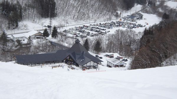 20240128_北日光・高畑スキー場　猪谷ゲレンデ上部からセンターハウスと駐車場の眺め