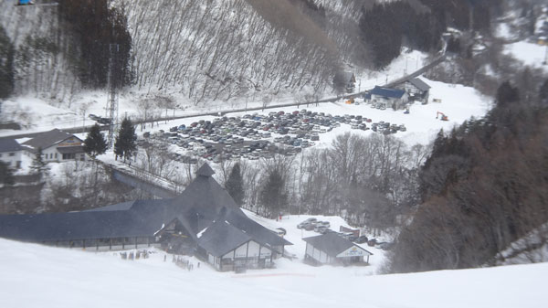 20240203_北日光・高畑スキー場　猪谷ゲレンデ上部からセンターハウスと駐車場の眺め