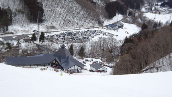 20240204_北日光・高畑スキー場　猪谷ゲレンデ上部からセンターハウスと駐車場の眺め