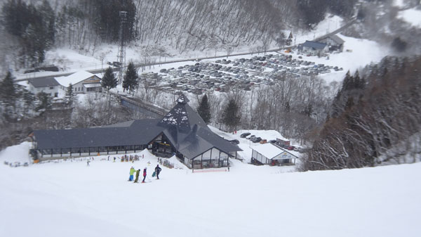20240211_北日光・高畑スキー場　猪谷ゲレンデ上部からセンターハウスと駐車場の眺め