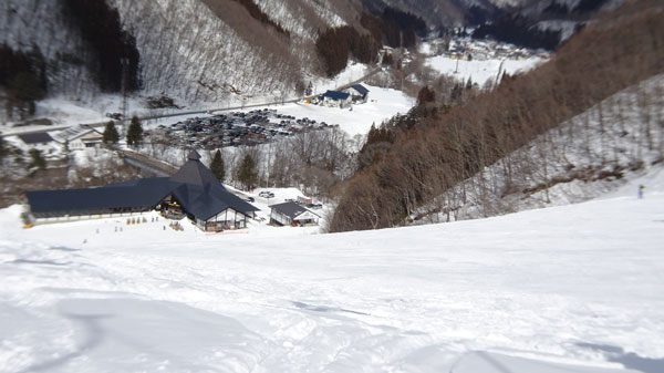 20240212_北日光・高畑スキー場　猪谷ゲレンデ上部からセンターハウスと駐車場の眺め