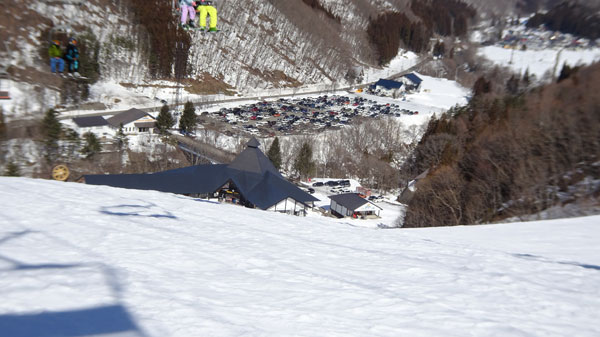 20240217_北日光・高畑スキー場猪谷ゲレンデ上部からセンターハウスと駐車場の眺め